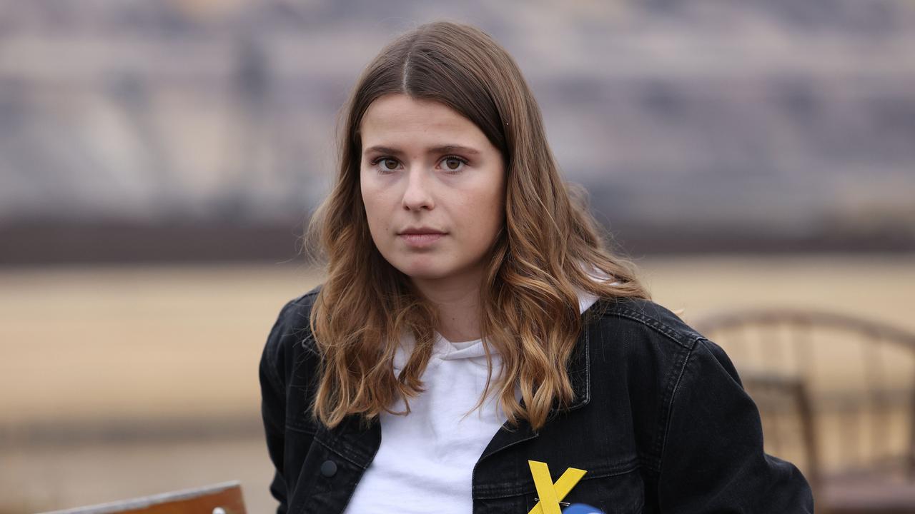 Klimaaktivistin Luisa Neubauer von Fridays for Future sitzt während eines Pressegesprächs im Dorf Lützerath am Rande des Braunkohle-Tagebaus Garzweiler II von RWE - an der Jacke trägt sie ein gelbes Kreuz, Symbol des Widerstands gegen die Braunkohle. 