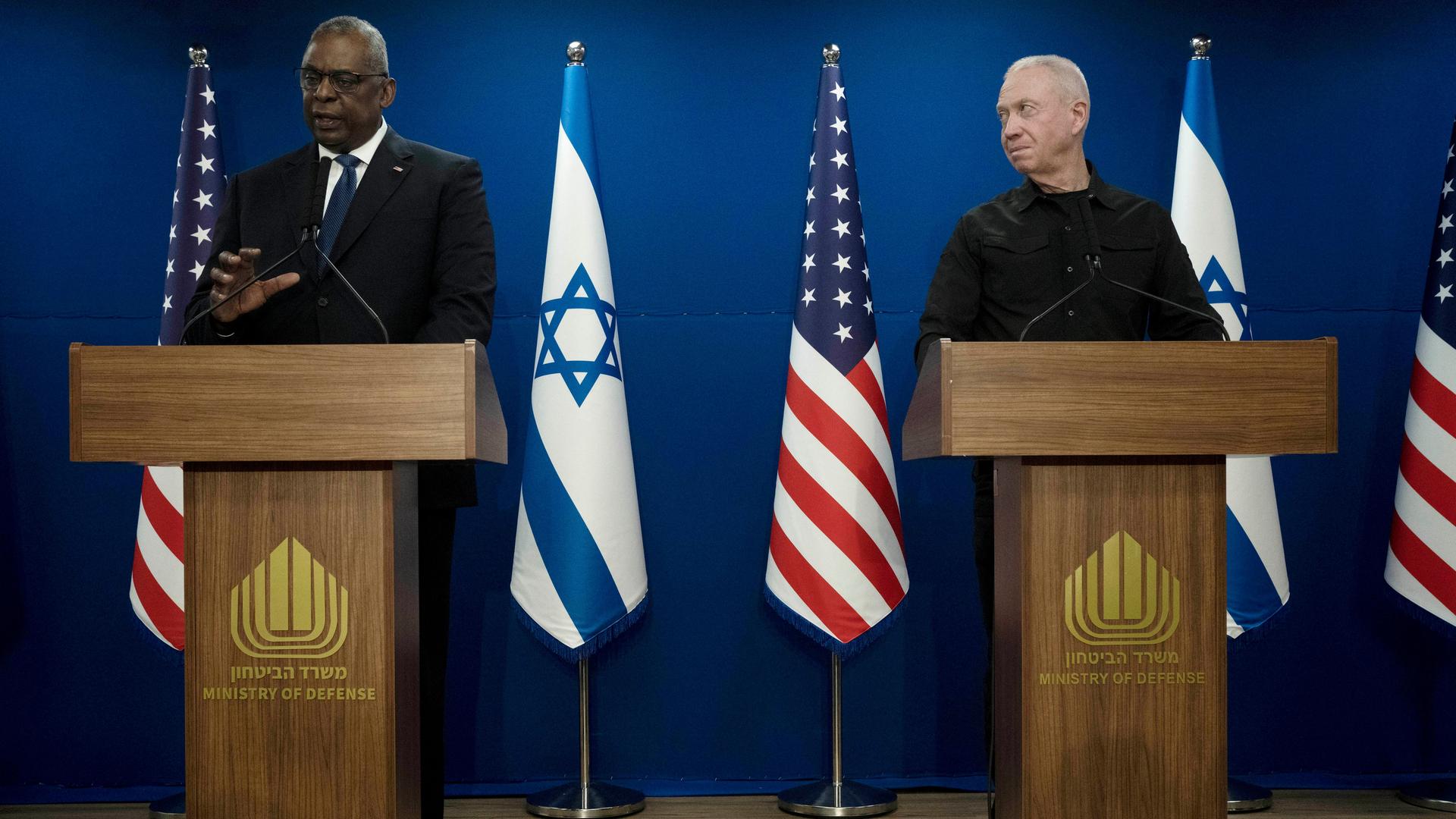Der amerikanische Verteidigungsminister Austin und sein israelischer Amtskollege Gallant stehen hinter Rednerpulten. Hinter ihnen die US- und die israelischen Fahnen. Der amerikanische Verteidigungsminister Austin und sein israelischer Amtskollege Gallant stehen hinter Rednerpulten. Hinter ihnen die US- und die israelischen Fahnen.