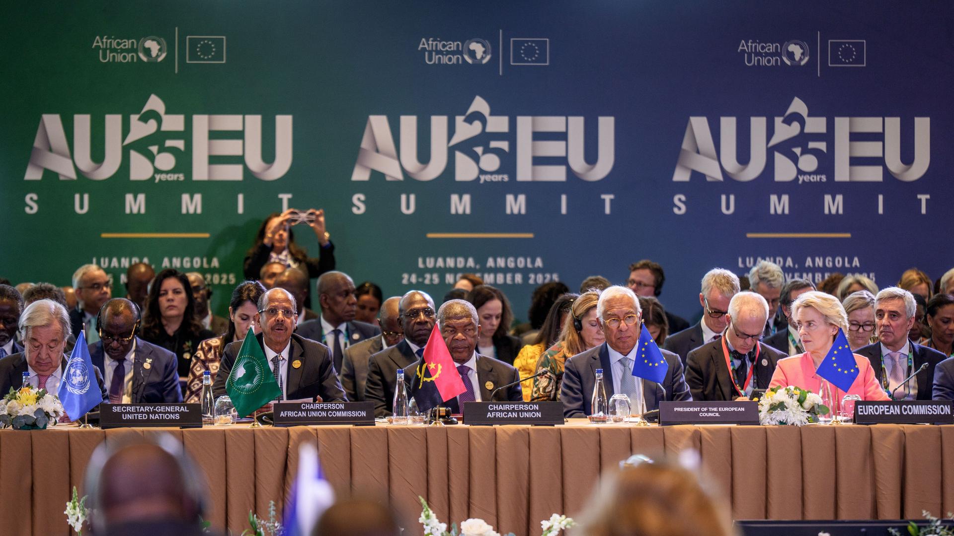 Mehrere Teilnehmer sitzen beim EU-Afrika-Gipfel. 