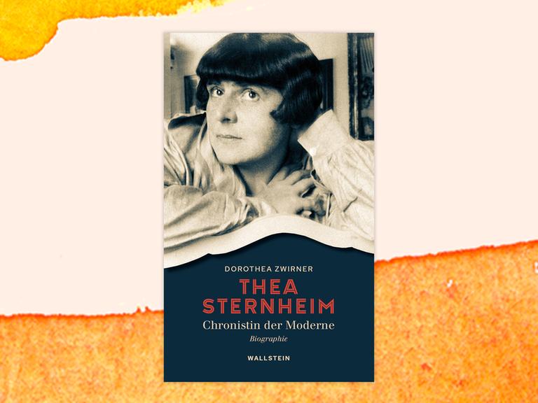 Das Cover der Biografie von Dorothea Zwirner über Thea Sternheim auf orange-weißem Grund. Auf dem Cover ist ein Porträitfoto eine Frau mit recht kurzen, schwarzen Haaren zu sehen. Sie trägt leger eine helle Bluse.  