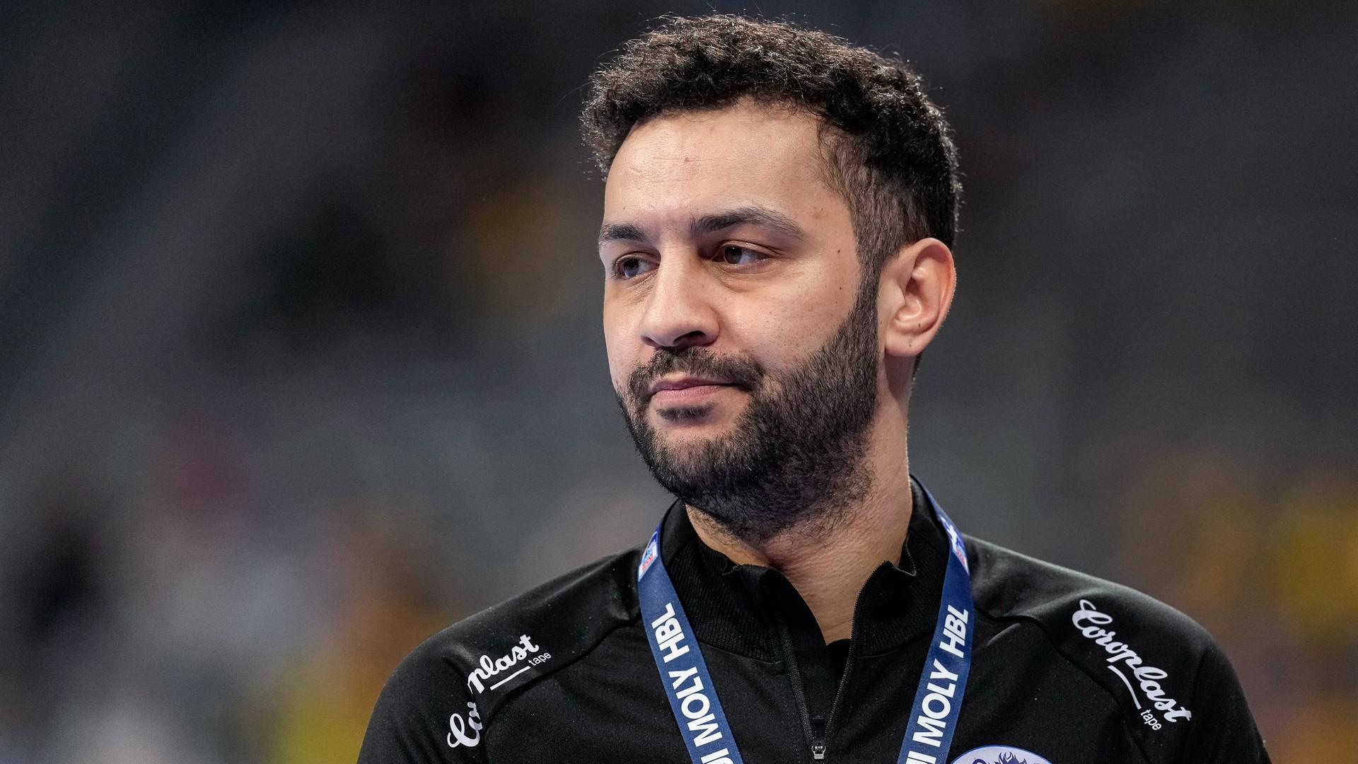 Der Handballtrainer Jamal Naji schaut enttäuscht während des Spiels seiner Mannschaft