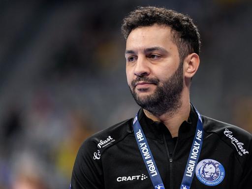 Der Handballtrainer Jamal Naji schaut enttäuscht während des Spiels seiner Mannschaft