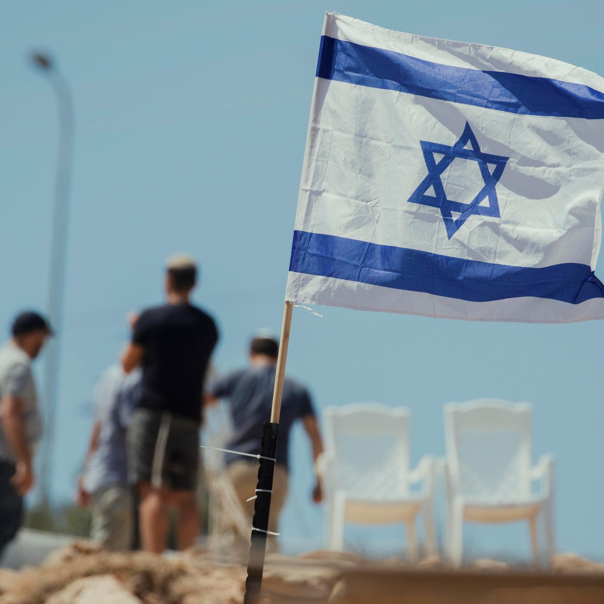 Jüdische Siedler hissen am 23. Mai 2025 israelische Flaggen auf palästinensischen Häusern im Dorf Bruqin im Norden des Westjordanlands, nachdem sie palästinensische Häuser beschlagnahmt und einen Teil ihres Eigentums zerstört hatten. 