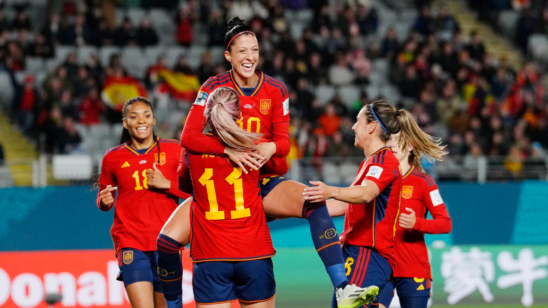 Vier spanische Fußballerinnen jubeln auf dem Spielfeld nach einem Tor.