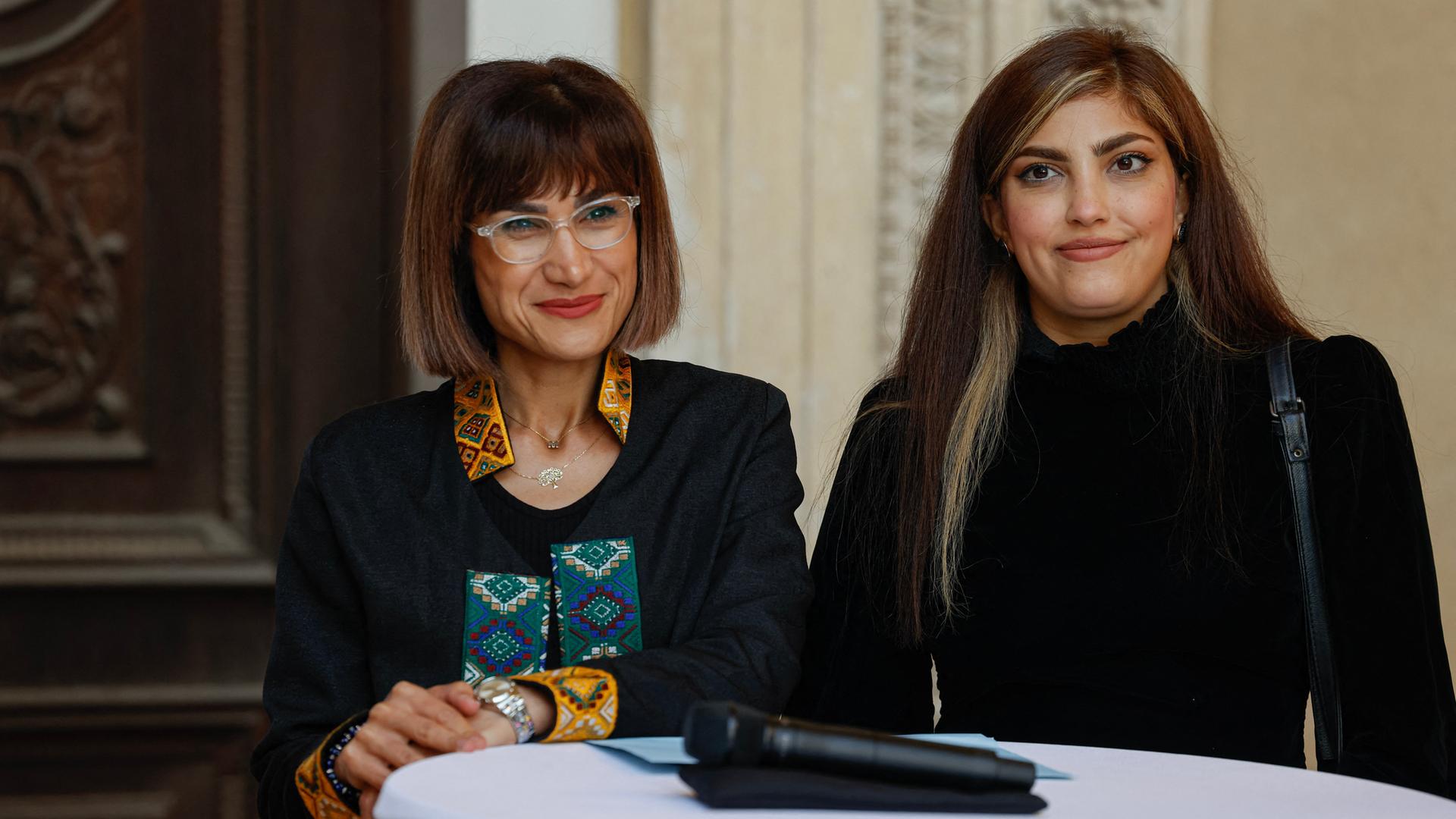 Das Bild zeigte die iranischen Frauenrechtlerinnen Mersedeh Shahinkar (li.) und Shima Babaei, die bei der Verleihung des M100-Medienpreises in Potsdam in die Kamera lächeln. Das Bild zeigte die iranischen Frauenrechtlerinnen Mersedeh Shahinkar (li.) und Shima Babaei, die bei der Verleihung des M100-Medienpreises in Potsdam in die Kamera lächeln.
