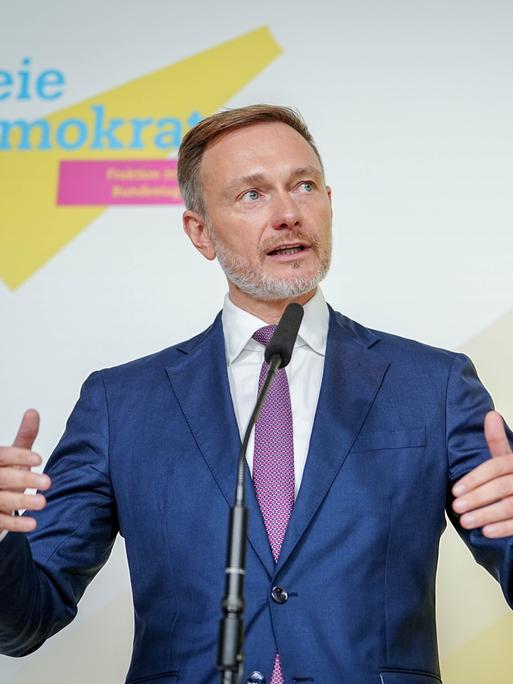 Christian Lindner gestikuliert nach einem Treffen seiner Fraktion mit Wirtschaftsverbänden im Reichstagsgebäude auf der Fraktionsebene des Bundestags bei einer Pressekonferenz.