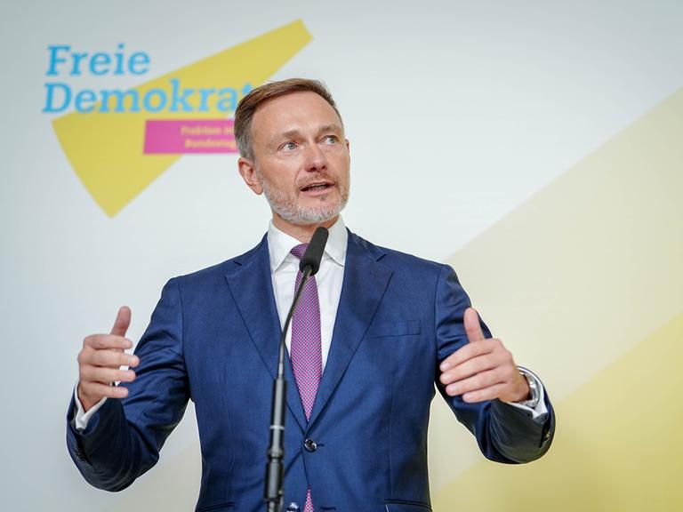 Christian Lindner gestikuliert nach einem Treffen seiner Fraktion mit Wirtschaftsverbänden im Reichstagsgebäude auf der Fraktionsebene des Bundestags bei einer Pressekonferenz.