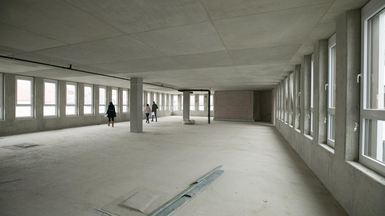 Leere Fläche in einem Bürogebäude vor dem Umbau zu Apartments.