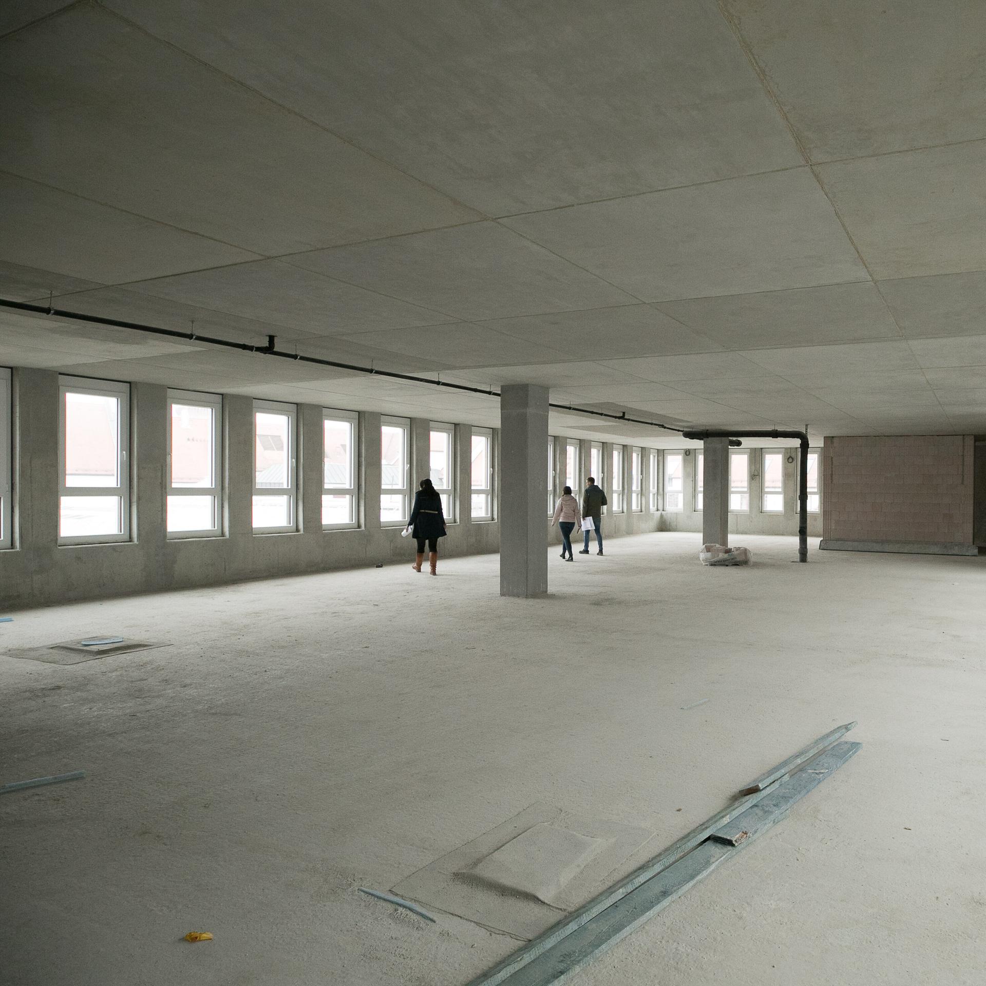 Leere Fläche in einem Bürogebäude vor dem Umbau zu Apartments.