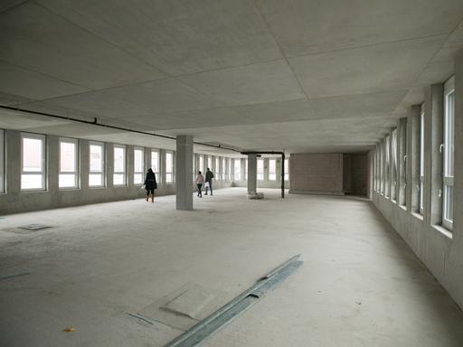 Leere Fläche in einem Bürogebäude vor dem Umbau zu Apartments. Leere Fläche in einem Bürogebäude vor dem Umbau zu Apartments.