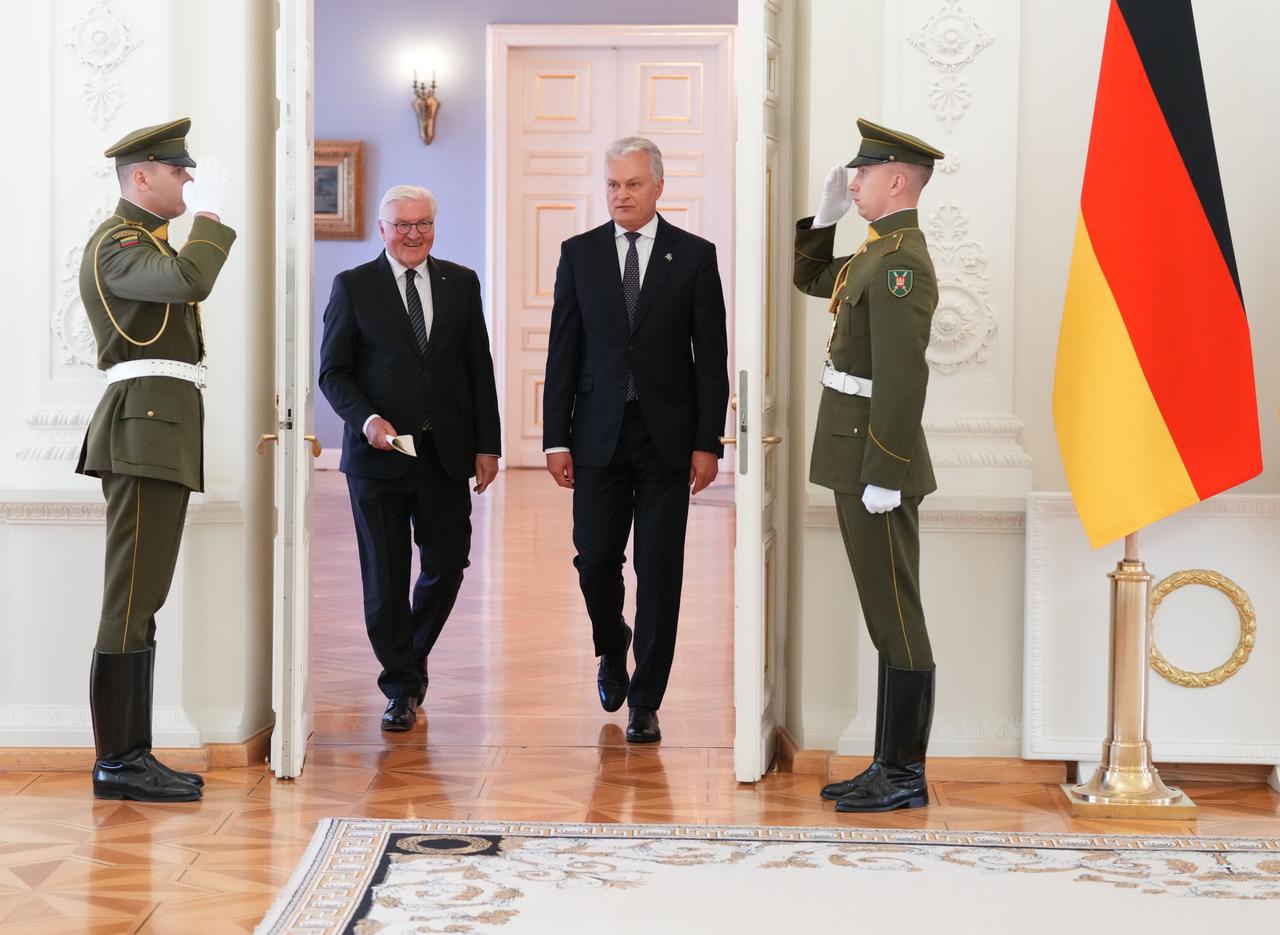 Vilnius: Bundespräsident Frank-Walter Steinmeier (l) und Litauens Präsident Gitanas Nauseda kommen zu einer gemeinsamen Pressekonferenz in den Weißen Saal des Präsidentenpalastes. 