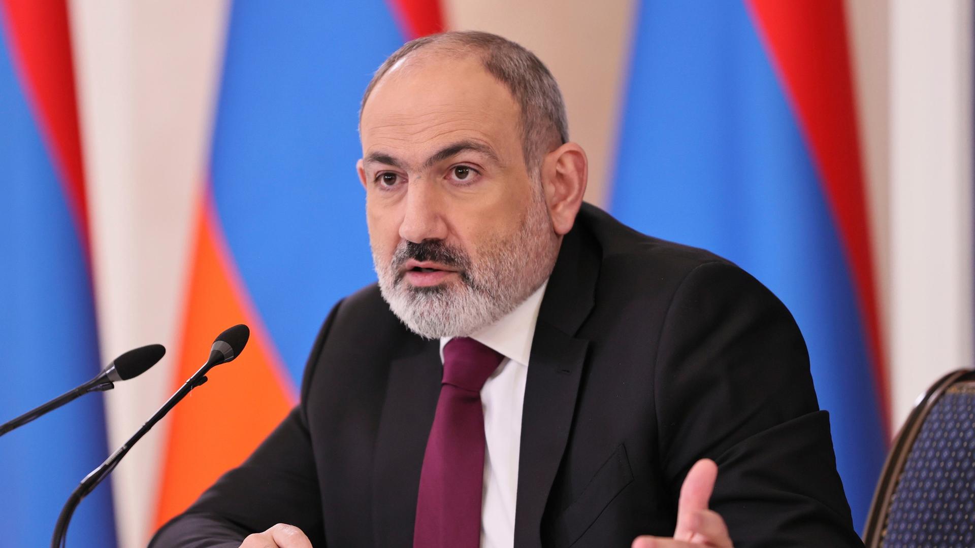 Armenien, Eriwan: Nikol Paschinjan, der armenische Premierminister spricht während einer Pressekonferenz.