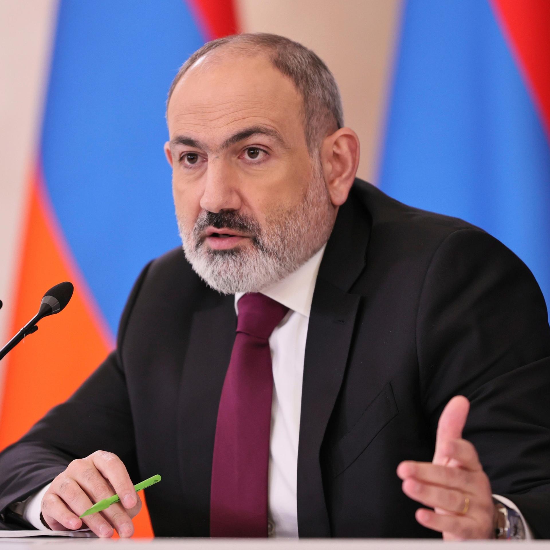 Armenien, Eriwan: Nikol Paschinjan, der armenische Premierminister spricht während einer Pressekonferenz.