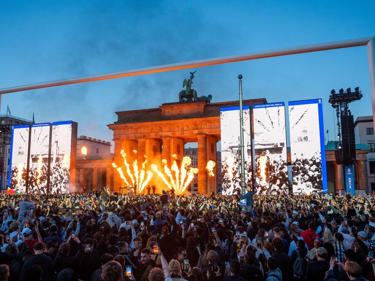 Eröffnungsfeier der Fanmeile zur Männer-Fußball-EM am Brandenburger Tor mit Feuerwerk und Bühnenshow.