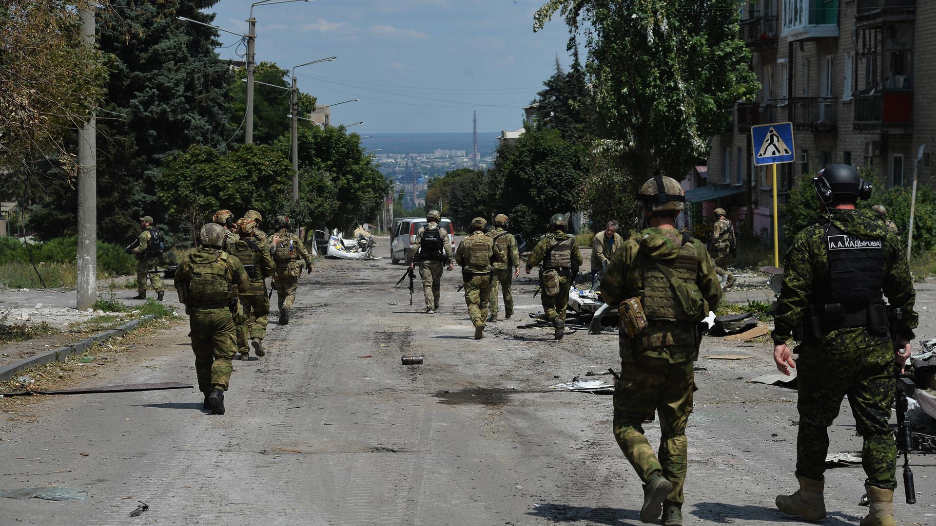 Prorussische Streitkräfte Anfang Juli auf einer Straße in Lyssytschansk in der Ostukraine