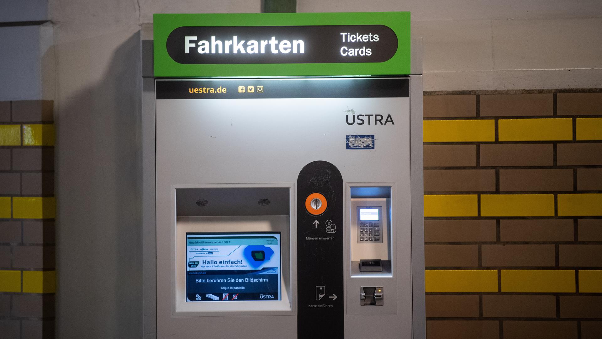 Ein Fahrkartenautomat steht an einer Haltestelle der Ãstra Hannoverschen Verkehrsbetriebe.