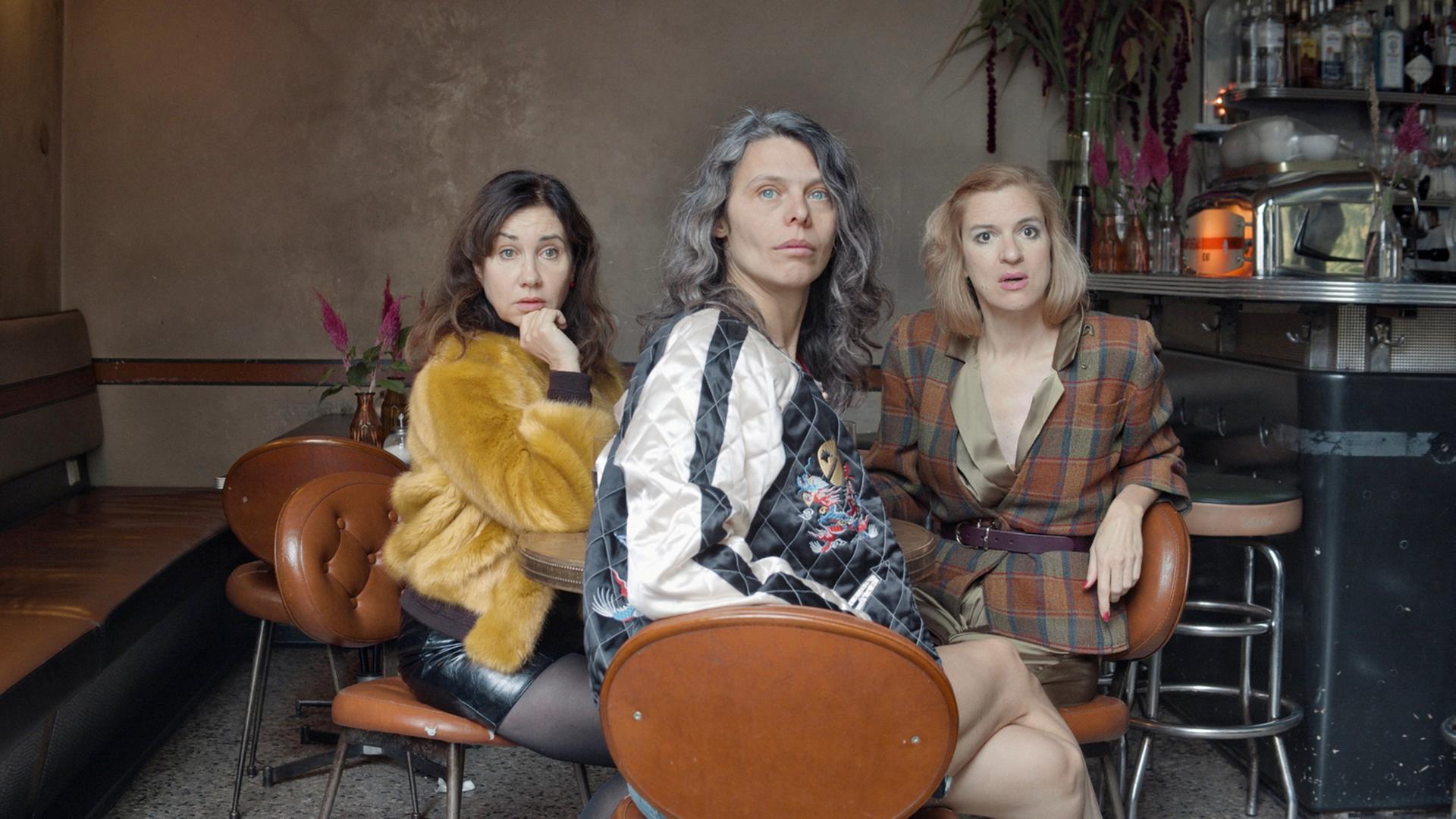 Die Protagonistinnen Kathrin Angerer, Margarita Breitkreiz und Inga Busch sitzen gemeinsam auf einen Sofa.