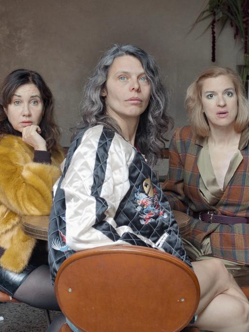 Die Protagonistinnen Kathrin Angerer, Margarita Breitkreiz und Inga Busch sitzen gemeinsam auf einen Sofa.
