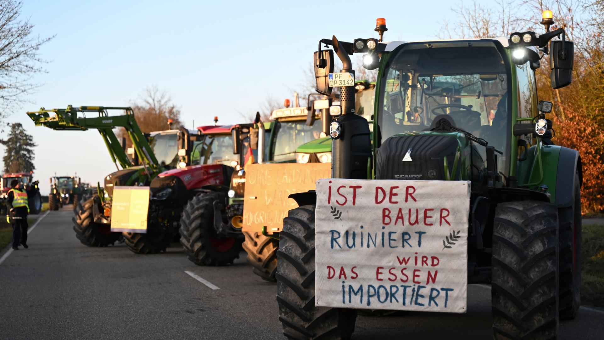 Landwirte mit Traktoren demonstrieren vor der Lidl-Zentrale. Landwirte mit Traktoren demonstrieren vor der Lidl-Zentrale.