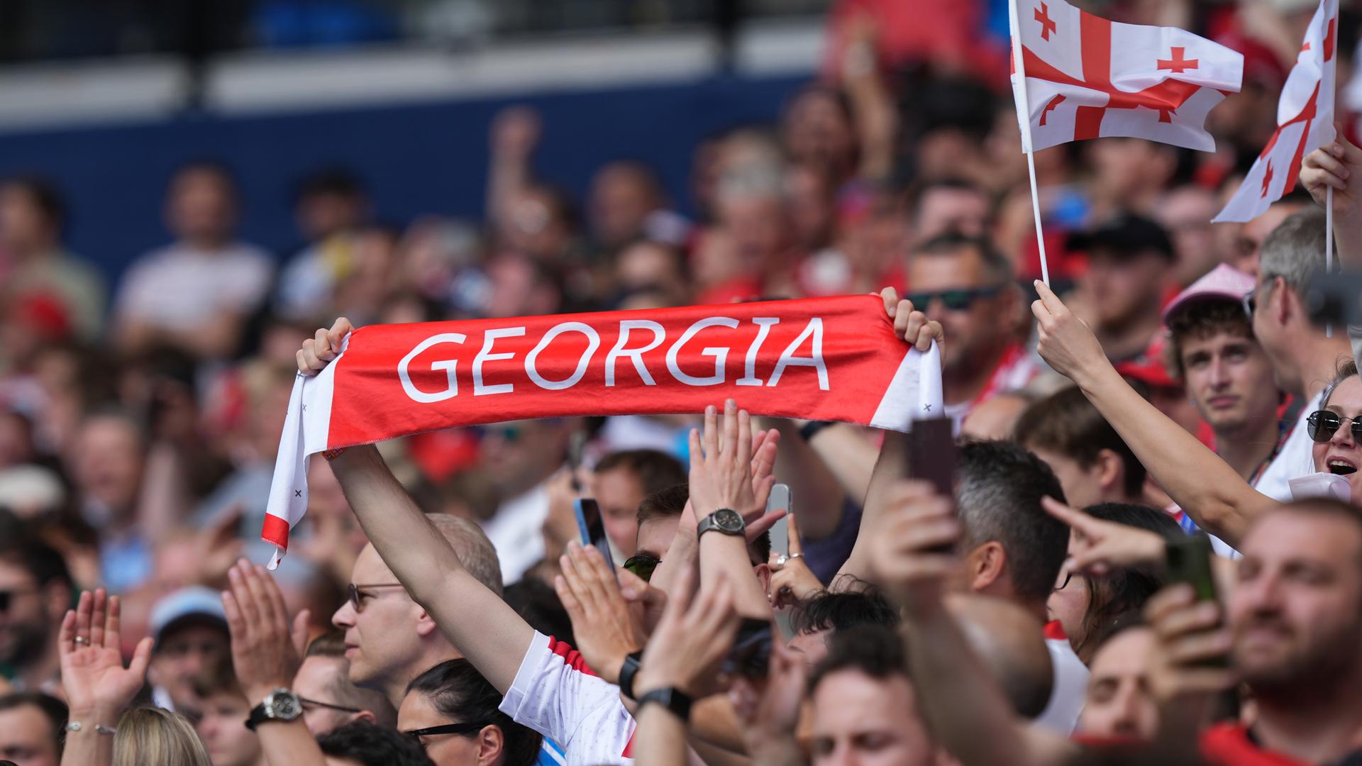 Georgische Fans vor dem EM-Spiel gegen Tschechien in Hamburg.