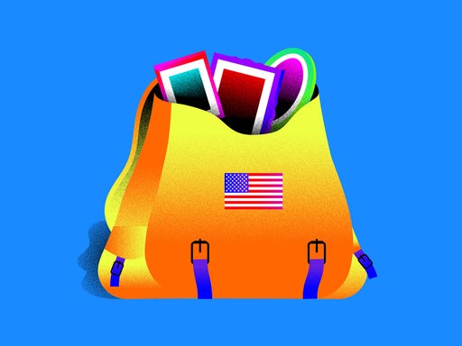 Grafik von einem geöffneten gelben Militärrucksack, mit einer Applikation der USA Flagge. Aus dem Rucksack schauen verschiedene gerahmte Bilder heraus. 