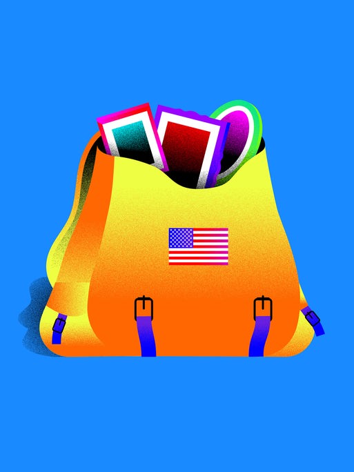 Grafik von einem geöffneten gelben Militärrucksack, mit einer Applikation der USA Flagge. Aus dem Rucksack schauen verschiedene gerahmte Bilder heraus. 