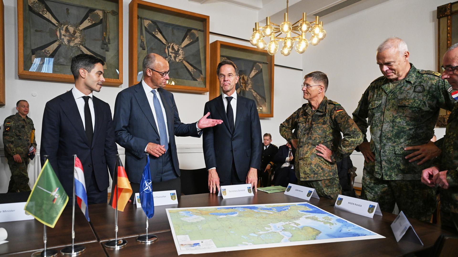 Der niederländische Premierminister Jetten (l-r), Bundeskanzler Merz, NATO-Generalsekretär Rutte, Generalleutnant Peter Mirow und Generalmajor Wilfred Rietdijk beim Besuch des deutsch-niederländischen Korps.
      