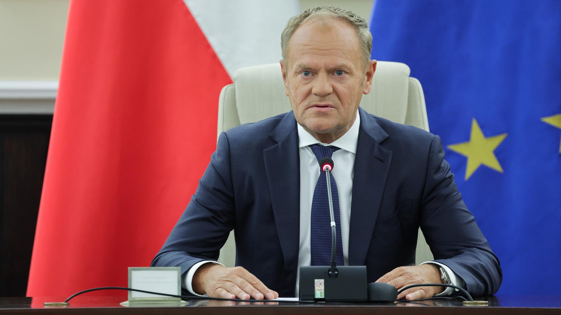 Der polnische Ministerpräsident Donald Tusk spricht bei einer außerordentlichen Regierungssitzung in Warschau im Zusammenhang mit der Verletzung des polnischen Luftraums durch russische Drohnen. Der polnische Ministerpräsident Donald Tusk spricht bei einer außerordentlichen Regierungssitzung in Warschau im Zusammenhang mit der Verletzung des polnischen Luftraums durch russische Drohnen.
