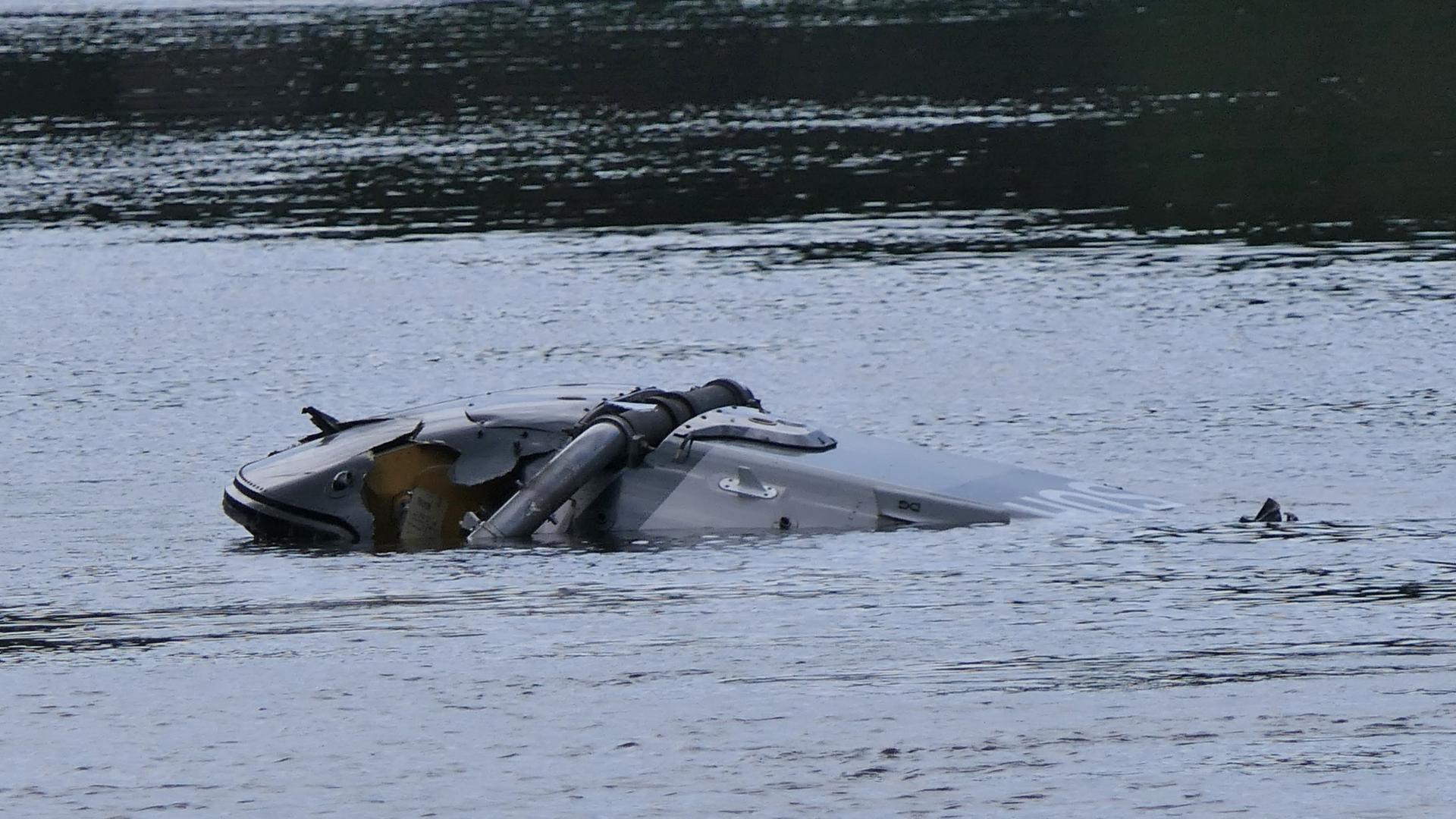 Ein Hubschrauberg treibt in der Nähe von Grimma in Sachsen in einem Fluss. 