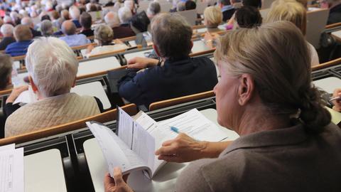 Studierende nehmen  in einem Hörsaal der Otto-von-Guericke-Universität in Magdeburg am Seniorenkolleg teil. 