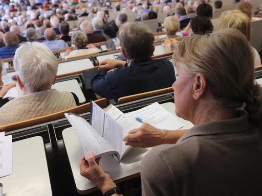Studierende nehmen  in einem Hörsaal der Otto-von-Guericke-Universität in Magdeburg am Seniorenkolleg teil. 
