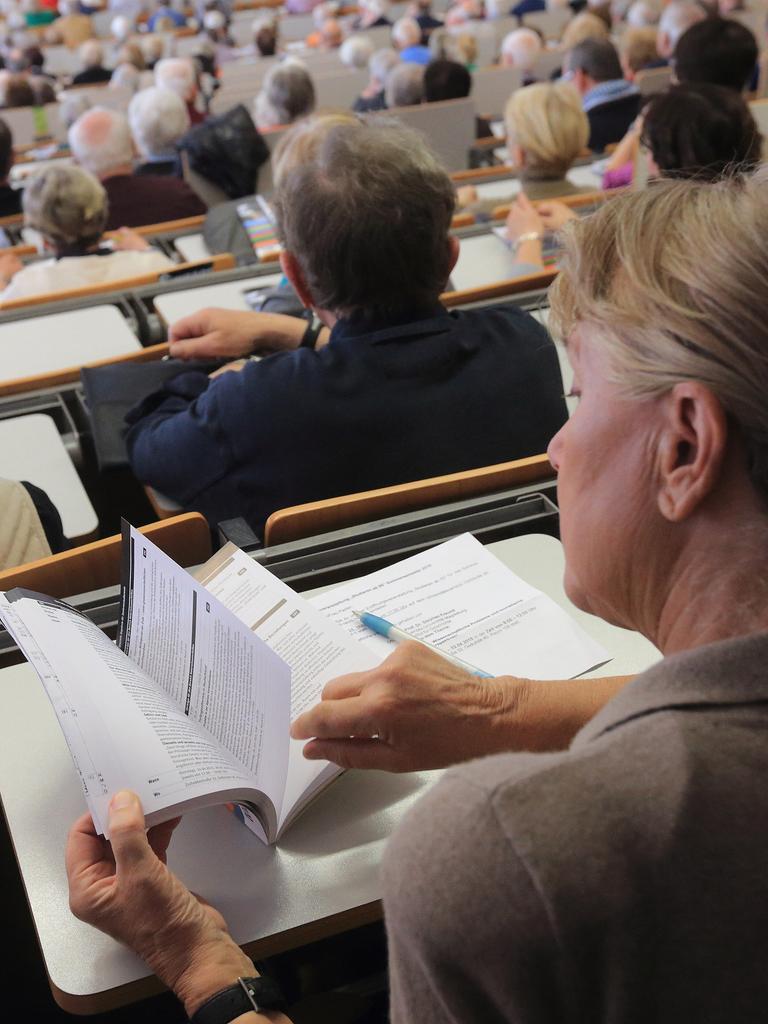 Studierende nehmen  in einem Hörsaal der Otto-von-Guericke-Universität in Magdeburg am Seniorenkolleg teil. 