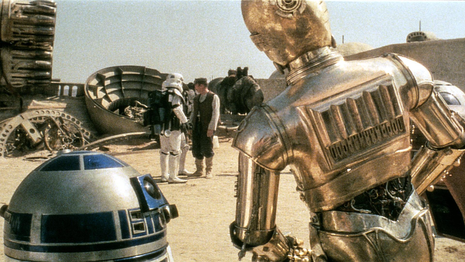 Eine Szene aus "Star Wars Episode IV - Eine neue Hoffnung": Die Droiden C3PO und R2D2 einen Stormtrooper.