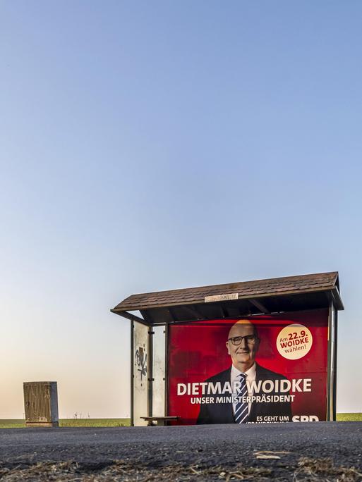 Landtagswahl in Brandenburg. Wartehäuschen auf freiem Feld mit einem Wahlplakat von Ministerpräsident Dietmar Woidke, SPD. (12.09.2024)