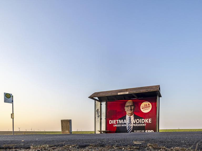 Landtagswahl in Brandenburg. Wartehäuschen auf freiem Feld mit einem Wahlplakat von Ministerpräsident Dietmar Woidke, SPD. (12.09.2024)