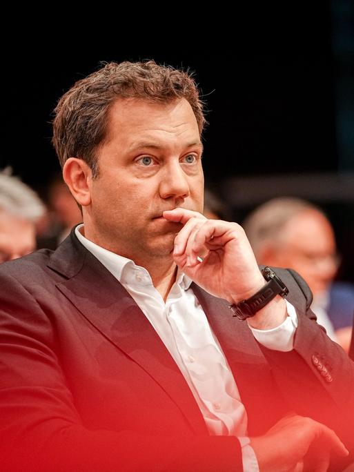 Lars Klingbeil und Bärbel Bas sitzen nebeneinander auf dem SPD-Parteitag 2025, beide mit ernsten Gesichtern und in formeller Kleidung. 