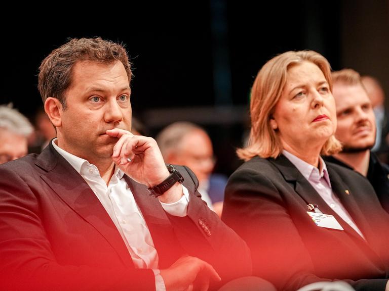Lars Klingbeil und Bärbel Bas sitzen nebeneinander auf dem SPD-Parteitag 2025, beide mit ernsten Gesichtern und in formeller Kleidung. 