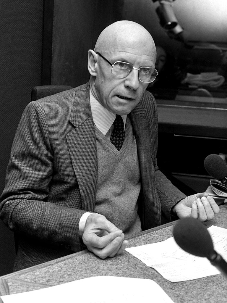 Schwarz-Weiß-Aufnahme von Michel Foucault, der in einem Radiostudio sitzt.