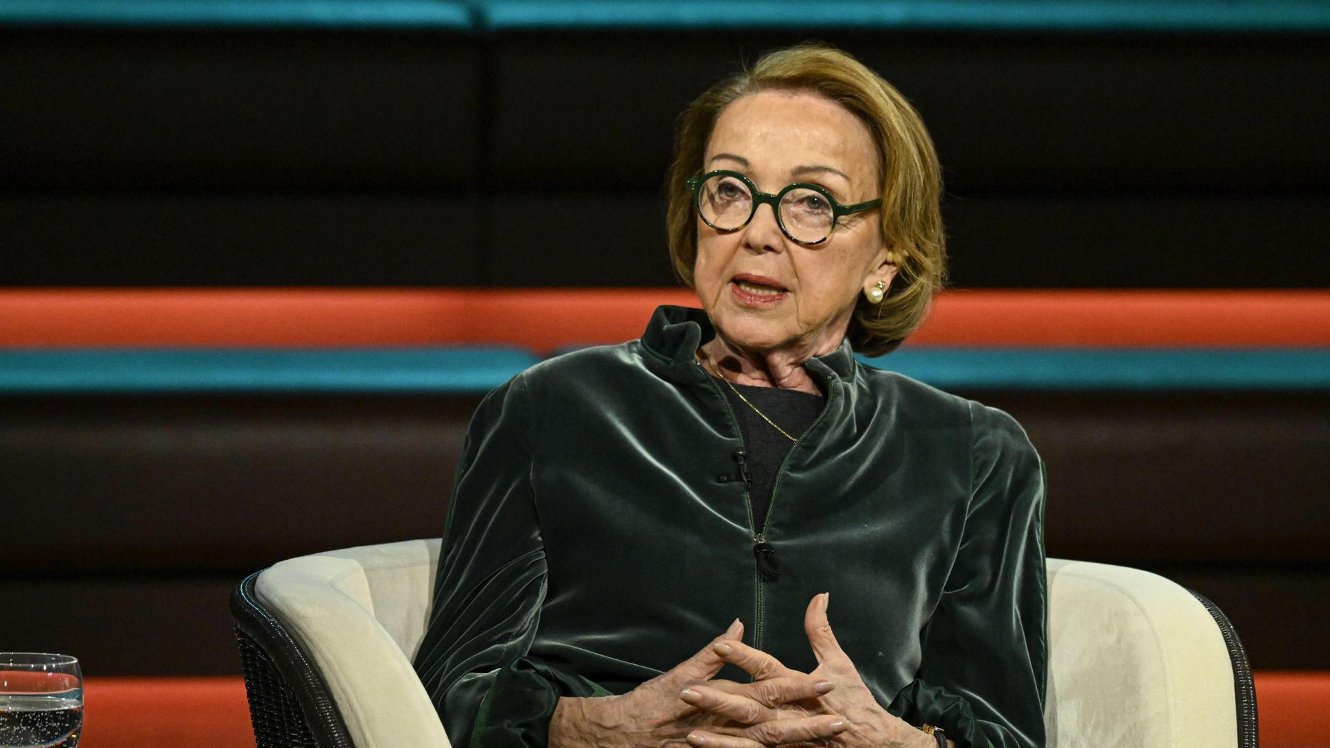 Eva Umlauf sitzt auf einem Sessel in der Talkshow "Markus Lanz" (Aufzeichnung vom 4. Mai 2026) 