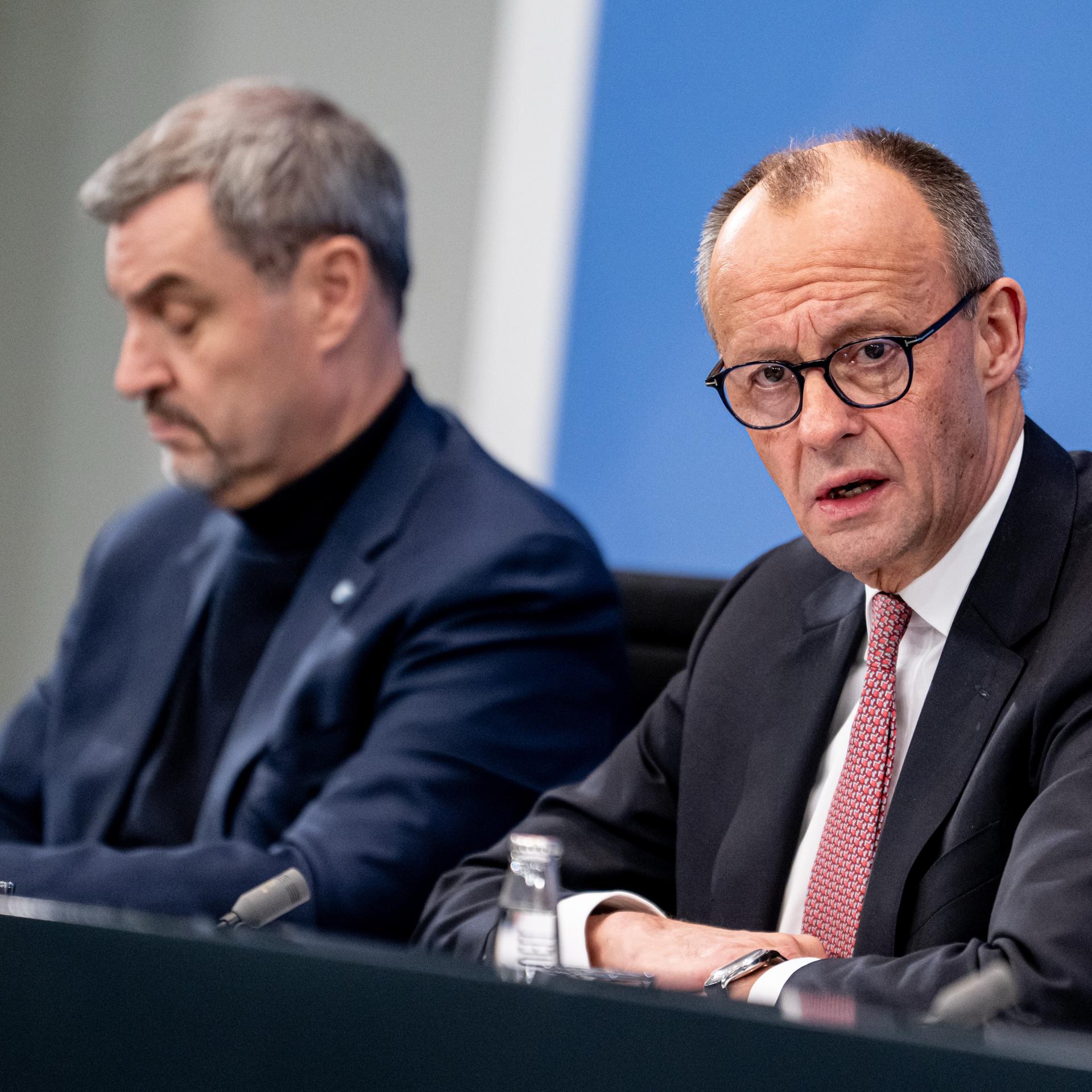Bundeskanzler Friedrich Merz (CDU,r) äußert sich neben Markus Söder (CSU), Ministerpräsident von Bayern, auf einer Pressekonferenz zum Koalitionsausschuss im Kanzleramt.