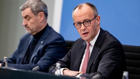 Bundeskanzler Friedrich Merz (CDU,r) äußert sich neben Markus Söder (CSU), Ministerpräsident von Bayern, auf einer Pressekonferenz zum Koalitionsausschuss im Kanzleramt.