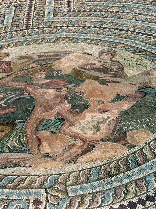 Das sehr gut erhaltene kreisförmige Mosaik stellt den Kampf zwischen Theseus und dem Minotaurus im kretischen Labyrinth dar.
