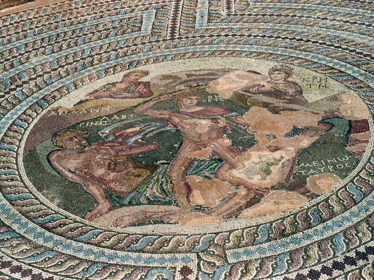 Das sehr gut erhaltene kreisförmige Mosaik stellt den Kampf zwischen Theseus und dem Minotaurus im kretischen Labyrinth dar.