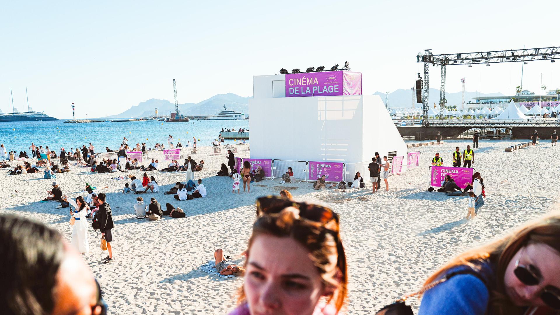 Junge Frauen unterhalten sich vor dem Mace Beach in Cannes, wo während der 79. Filmfestspiele von Cannes Strandkino-Vorführungen stattfinden