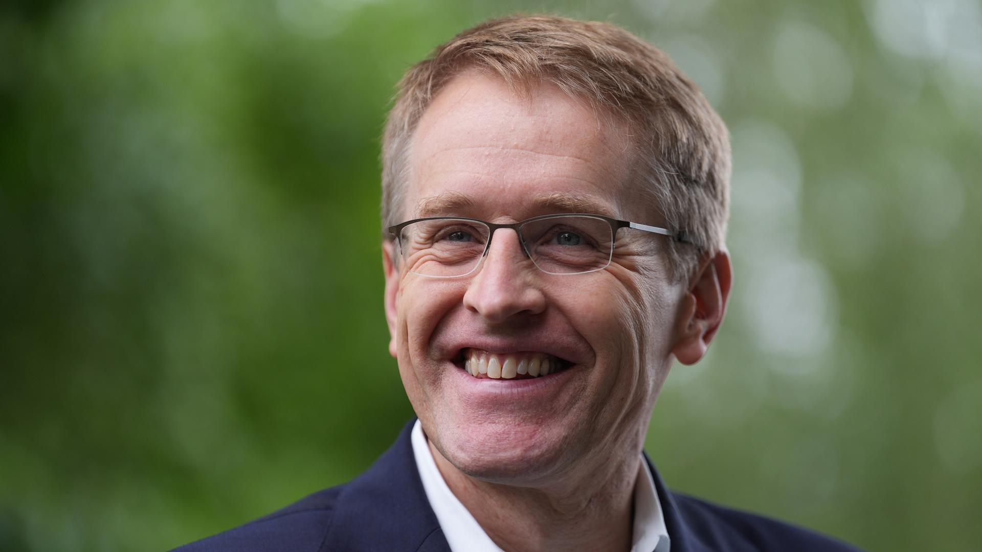 Kiel: Daniel Günther (CDU), Ministerpräsident von Schleswig-Holstein lacht in die Kamera. Kiel: Daniel Günther (CDU), Ministerpräsident von Schleswig-Holstein lacht in die Kamera.