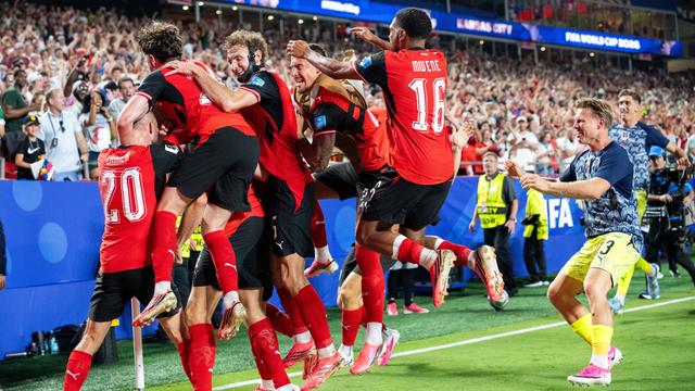 Mehrere österreichische Spieler laufen aufeinander zu und springen sich gegenseitig an.