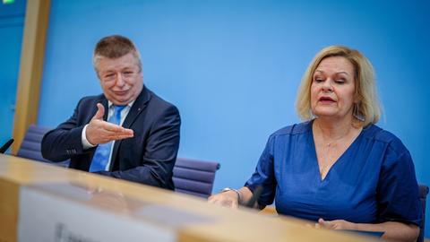 Berlin: Nancy Faeser, Bundesministerin für Inneres und Heimat, und Thomas Haldenwang, Präsident des Bundesamtes für Verfassungsschutz (BfV), stellen bei einer Pressekonferenz den Verfassungsschutzbericht 2023 vor. 