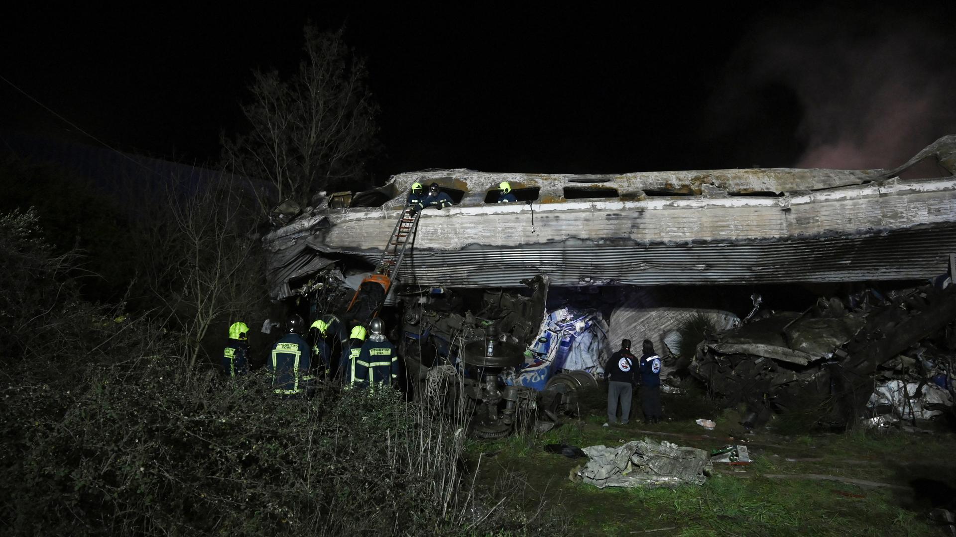 Rettungskräfte in der Nacht an einem Zug, der in Griechenland in der Nähe der Stadt Larisa verunglückt ist.