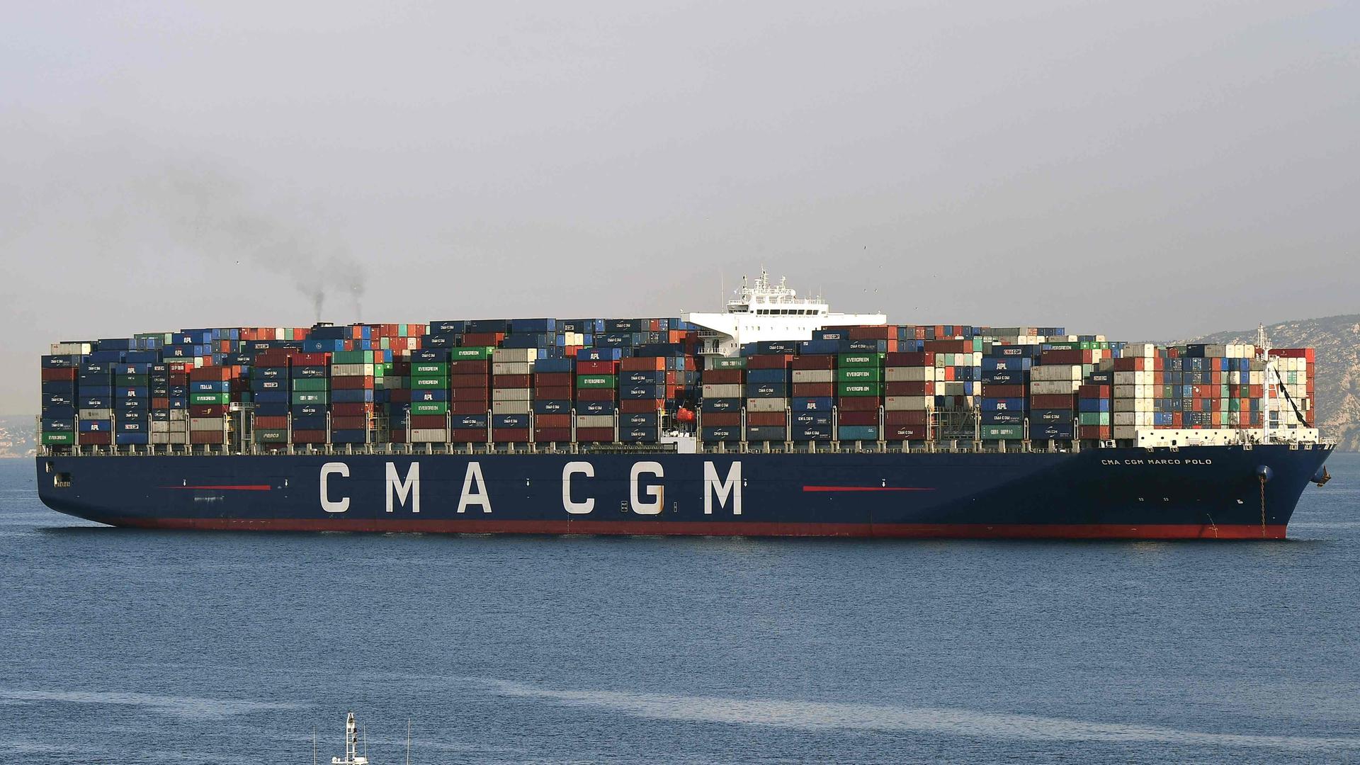 Ein von der französischen Reederei CMA CGM betriebenes Containerschiff auf See. 