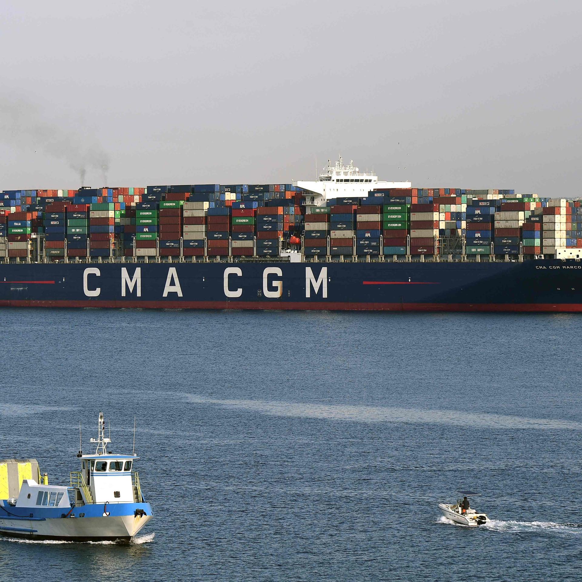 Ein von der französischen Reederei CMA CGM betriebenes Containerschiff auf See. 